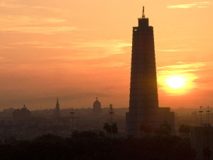 Sonnenaufgang nach einer kubanischen Nacht in Havanna mit dem zu Ehren des Nationaldichters José Martí errichteten Denkmal. Seine Gedichte vertont(e) auch Beatriz Corona (Jvlio, 2.10.2006, GNU Free Doc. Lic.).