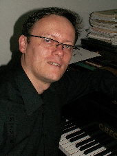 Der chorpädagogische Motor der klassischen Musikszenen in Polen ist Piotr Jánczak, Jahrgang 1972 (Ed. Choris Mundi).