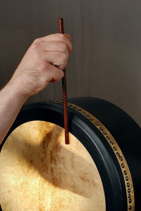 Eine wichtige Rolle spielt bei der Musik irischer Provenienz auf Montserrat, insonderheit derjenigen für ein Ensemble mit Fife (Schwegel), einem Vorläufer der Querflöte, die bodhrán-Trommel (Hinnerk Rümenapf, 15.11.2008, CC-Liz.).