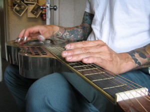 Wie Llyod Thayer (hier im Bild) ist auch Naren Rauch immer wieder mit der Lap Steel Guitar bzw. dem Dobro aufgetreten (WMPG Radio, 2.6.2006, player, CC-Liz.).