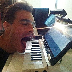 Hamilton experimentiert auch mit dem Laptop als Solisten (hier in anderem Zusammenhang: Miselu Neiro am Laptop Synthesizer 3 Workstation, 14.6.2012, CC-Liz.).