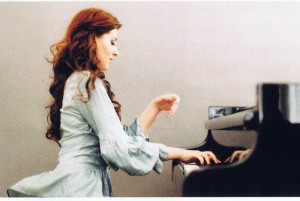 Newcomerin und Komet unter den virtuosen Pianist(inn)en: Nareh Arghamanyan ist mit Rachmaninoffs Klavierkonzert Nr. 2 am 18. und 19. Mai 2017 im Theater Erfurt zu hören (Julia Wesely; Theater Erfurt).