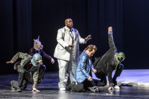 Drastisch bedrohlich und gewaltsam wirken die Zusammenstöße der Familienclans Montaigu und Capulet (Mitte: Siyabulela Ntlale; Foto: Lutz Edelhoff; Theater Erfurt).