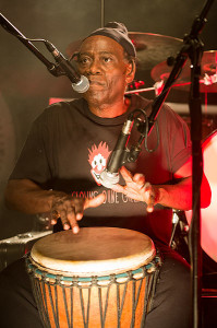 Entspannt und konzentriert an den Congas: Wally Warning bei einem Live-Auftritt in Franken (Der Hirsch, Stefan Brending, 13.4.2016, CC-Liz.)