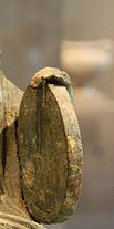 Beim Tympanon-spiel: Detail einer römischen Kybele-Bronzestatuette aus dem 2. Jahrhundert n. Chr. (Peterjr1961, 23.20.2010, CC-Liz.)