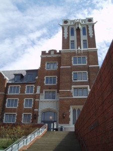 Das Cincinnati College of Music wurde von 1878 - 1880 von Theodore Thomas geleitet; in der Memorial Hall dort hat sein Andenken einen festen Platz (4.11.2006, Wangry, US p.d.).