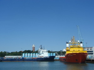 Zur Sommerzeit am Hafen von Esbjerg, wo dieses Jahr - ausgehend vom alten E-Werk, ein wichtiges Internationales Kammermusikfestival stattfindet (Beneaththeroses, 29.7.2008, CC-Liz.)