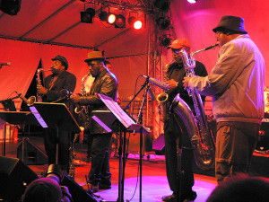 Im Prinzip auch für eine Formation wie das World Saxophone Quartet schuf die Komponistin Katia Beaugeais dankbares Repertoire: etwa mit 'Drifting Memories' 2008 (Andy Newcombe, Farnborough, 2007, CC-Liz.).