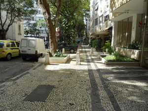 Eine straße in Rio de Janeiro erinnert durch ihren Namen an den patriotisch gesonnenen Geiger, Dirigenten und Komponisten Leopoldo Minguez (Eduardo P., 18.9.2011, CC-Liz.).