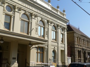 Im Vorgängerbau der 1888 errichteten City Hall von Melbournes Stadtteil Prahran (kurioserweise heute auch Polizeistation) fand 1865 eine mit Applaus aufgenommene Wiederaufführung von Tolhursts Oratorium 'Ruth' statt (18.9.2006, p.d.).