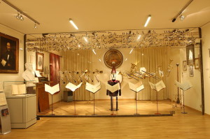 In den Räumen der Philharmonischen Gesellschaft Korfu, zu deren maßgeblichen Bitbegründern Spyridon Xyndas gehörte (Stamatis Kotopodis, 1.12.2010, Corfu Philharmonic Society, CC-Liz.).