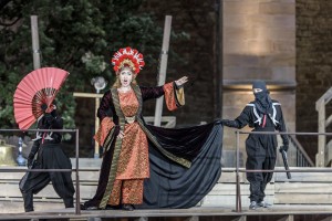 Der Hofdame Leonora (Ekaterina Godovanets / Elena Stikhina) wegen entbrennt Graf Lunas Eifersucht auf den Troubadour (Lutz Edelhoff, 2017).