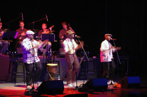 MoZuluArt bezeichnet eine Verschmelzung von Zulu mit Mozarts Musik, zu hören in Erfurt, Max.-Welch-Str. 6, am 31.8. um 20 Uhr und 22 Uhr (Bild: Aufführung in Warschau, September 2007, Henryk Kolowski, CC-Liz.).