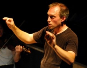 Dirigiert regelmäßig in Frankfurt und ist zum 2. Sinfoniekonzert der neuen Saison am Theater Erfurt mit seiner Interpretation von Werken Schumanns und Brahms' zu erleben: Roland Böer (Fondazionecantiere, p.d.).
