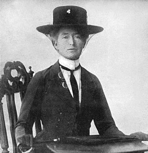 Eines der großen Vorbilder für Anne Boyd war Daisy Bates, die sich maßgeblich für die Förderung der indigenen Kultur der Aborigines und ihre Rechte einsetzte (27.8.1921, Hic et nunc). Sie porträtierte sie in einer musikdramatischen Trilogie.
