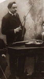 Henri Casadesus mit Viola d'amore (um 1900, Bibl. nat. de Paris, US p.d.)