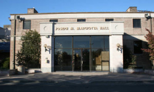 Seit 2010 ist die Komponistin und Pianistin Jennifer Griffith an der Hofstra University als Musikdozentin tätig (Margiotta Hall, Laxblue, 1.8.2012, CC-Liz.).
