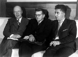 Aram Khatchaturjan (im Bild rechts) neben Sergej Prokofiev und Dmitri Schostakowitsch (1940, US p.d.)