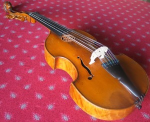 Henri Casadesus war nicht nur ein Meister im Spiel der Viola d'amore, sondern schrieb auch täuschend echte Konzerte (früh)klassischer Manier für das Instrument (Frinck51, Viola d'amore, 1.1.2005, GNU Free Doc. Lic.).