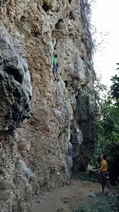 Sportler bei einer Klettertour - einem zentralen Aspekt in McIntoshs Werken - bei einer Klettertour in Timur (20.8.2017, Lemba Kera Jawa, CC Liz.)