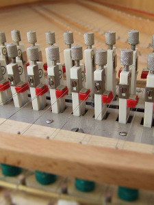 Mechanik eines Lindholm-Cembalos (Monkeymaart, 29.6.2006, GNU Free Doc. Lic.)