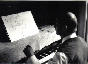 Auf dem Tonhof: Gerhard Lampersberg bei der Kompositionsarbeit im Jahr 1968. Später strengte er einen Prozess in Sachen "Holzfällen" gegen Bernhard an, den er einst protegiert hatte (Renate Spitzner, 1968, CC-Liz.).