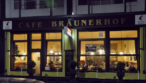 In Kaffeehäusern hielt sich Thomas Bernhard (1931 - 1989) bevorzugt auf, wenn er nicht schrieb oder rustikale Möbel restaurierte: zum Beispiel im Wiener Café Bräuner (Andreas Praefcke, 31.10.2010, p.d.).
