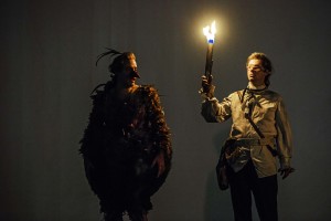 Wem das Licht der Aufklärung (heim)leuchtet: Papageno in Sarastros Tempelbezirk (links: Máté Sólyom-Nagy; Lutz Edelhoff, 21.9.2017, Theater Erfurt)