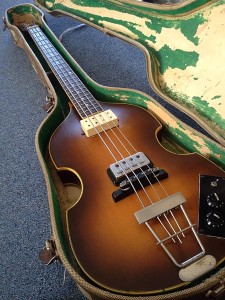 Erlaubt extreme Tiefgänge, mit denen die Komponistin Cat Hope experimentiert: eine in Hobart, Australien hergestellte Höfner Bass-Gitarre aus dem Jahr 1965 (Peter Shanks, prod.; 15.9.2012, CC-Liz.)