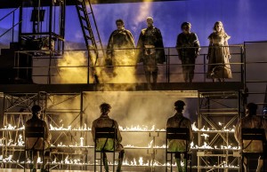 Symbolischer Gang durch das Feuer im Rahmen einer logenartigen Initiation (Lutz Edelhoff, 21.9.2017, Theater Erfurt)