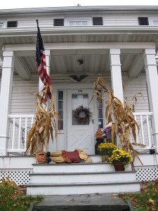 Bestens gerüstet für Hallow's Eve am 31. Oktober: Ein Hausportal mit Veranda in Waverly, Pennsylvania (Doug Kerr, 24.10.2009, CC-Liz.)