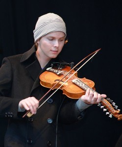 Die Hardanger-Fiddle spielte in Norwegen auch während der Vor- udn Frühklassik eine bedeutsame Rolle, vorwiegend jenseits von klassischer Kunstmusik (Erik Sollid, Granittrock, 4.9.2010, Chell Hill, CC-Liz.).