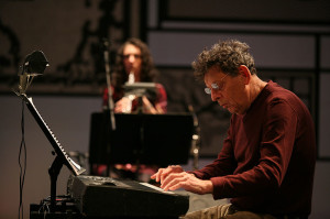 Philip Glass bei einem Auftritt in Mailand. Im Zuge der Neuverfilmung von "Die Schöne und das Biest" ist seine gleichnamige Oper derzeit am Los Angeles Theatre zu erleben (MITTO SettembreMusica, 20.9.2008, CC-Liz.).