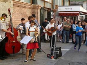 Bei einem Jazz-Konzert der Maniacs' Band am Mercat de la Llibertat in Barcelona spielt das Waschbrett nicht nur als Rhythmusgeber eine Rolle (21.9.2013, pere prlpz, CC-Liz.).