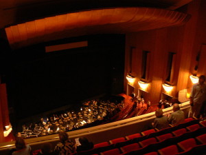 Hort der (Kammer-)Oper im Westen der USA: das auch von außen imposante Dorothee Chandler Pavilion, Ort zahlreicher Aufführungen des Los Angeles Theatre (Auditorium, Andreas Praefcke, Oktober 2008, GNU Free Doc. Lic.)