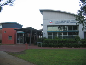 Die Australierin lehrt unter anderem Musiktechnologie am Western Australian Centre of the Performing Arts (Carine Senior High School, 4.7.2009, Orderinchaos, CC-Liz.).
