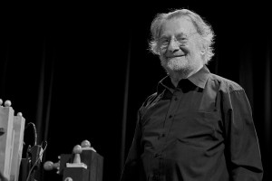 Pierre Charial (geb. 1943), der Entdecker des Leierkastens für Neue Musik, Klassik und Jazz bei einem Konzert im Stadtgarten Köln (2.10.2014, Hpschaefer, CC-Liz.)