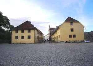 Oslos Festung Akershus stammt in dieser Form aus dem 18. Jahrhundert. Der Komponist und Musiker Georg Bertouch wirkte dort als General, ein bis zwei Generationen später versuchte sich dort ein anderer Musiker, Henrik Falbe, mit wenig politischem Erfolg (Michael-von-Sundts-Platz, Jan-Tore Egge, 13.5.2014, CC-Liz.).