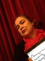 Cat Hope komponiert in Perth mit tieffrequentem Instrumentarium (Karl Ford, Australian Music Centre).