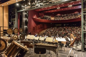 Blick aus Flötenperspektive in den Zuhörerraum des Theaters Erfurt:: Am Donnerstag und Freitag waren hier symphonische Werke von Karl Amadeus Hartmann, Ludwig van Beethoven und W.A. Mozart zu hören (Theater Erfurt, Presse-Liz.).