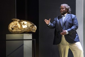 Bassbariton Siyabulela Ntlale als Créon vor dem Zeichen der Macht, dem "Goldenen Vlies", das Jason aus Kolchis als Geschenk mitbringt (Lutz Edelhoff)