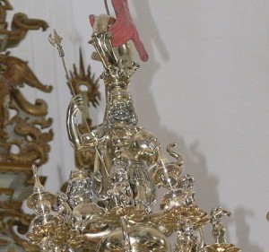 Detail eines Leuchters in der schlichten, aber schmucken Kirche St. Olai, an der Hans Jenssen Buxtehude als Organist wirkte und der junge Diderik Buxtehude Gelegenheit zum Spielen fand (Wolfgang Sauber, 22.7.2008, GNU Free Doc. Lic.)