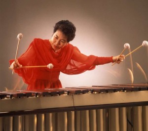 Mit "fliegenden Händen": die japanische Marimba-Virtuosin Keiko Abe (Guillem-ruiz, 26.3.2016, CC-Liz.)