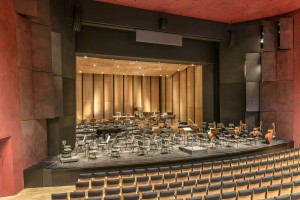 Mit Fokus aus der 12. Reihe auf den Bühnenraum des Theaters Erfurt - Schauplatz vieler Symphoniekonzerte des Philharmonischen Orchesters (Theater Erfurt, Presse-Liz.)