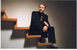 Stefan Asbury studierte in Oxford und am Londoner Royal College of Music. In tanglewood, wo er einen Lehrstuhl für Dirigieren bekleidet, hielt er zahlreiche Meisterklassen ab und arbeitet dauerhaft mit dem Noord Nederlands Orkest in Groningen zusammen (Eric Richmond; Theater Erfurt).