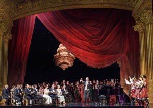 Vor dem erlauchten und nicht ganz intrigenfreien aristokratischen Politikerpublikum des fiktionalen Staates Pontevedro tritt die berückend singende Millionärin Hanna Glawari - gespielt von Stephanie Müther - auf (Lutz Edelhoff, Theater Erfurt).