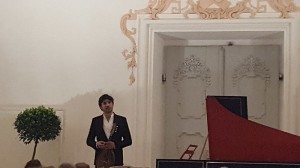 Avi Avital bei einem Konzert an Bruckners Wirkungsstätte St. Florian bei Linz (Elph, 15.7.2016, p.d.)