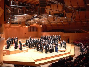 Am Nachmittag des diesjährigen 24. Dezember öffnet die Philharmonie um 16 Uhr die Tore für ein festliches Heilig-Abend-Konzert (hier im Bild: der Münchner Bach-Chor, Andreas Praefcke, Februar 2008, p.d.).