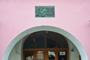 Das Vejvanovsky-Haus in Kromeriz zeigt auf einer Tafel symbolhaft die für den Komponisten wichtigsten Instrumente Trompete und Violine (SchiDD, 19.10.2014, CC-Liz.).