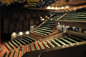 Im Badischen Staastheater Karlsruhe findet heute zum zweiten Mal das offizielle Jahreswechselkonzert der Staatskapelle statt - mit einem amerikanischen Programm von Grofé über Copland zu Gershwin (Andreas Praefcke, 3.2.2012, CC-Liz.).